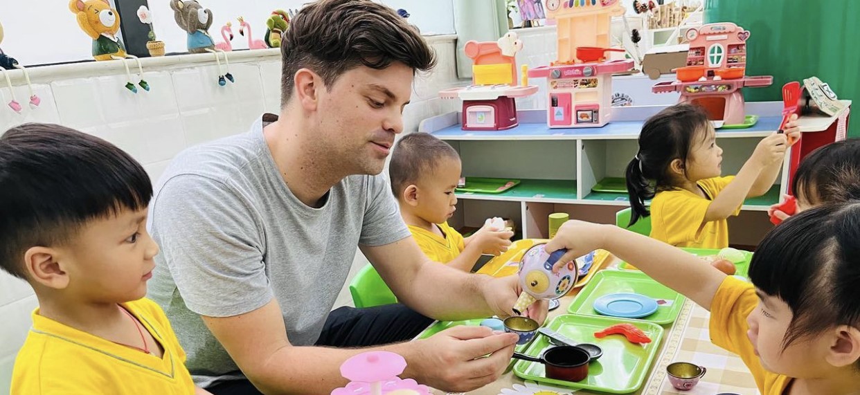 English teacher with his students in Shenzhen
